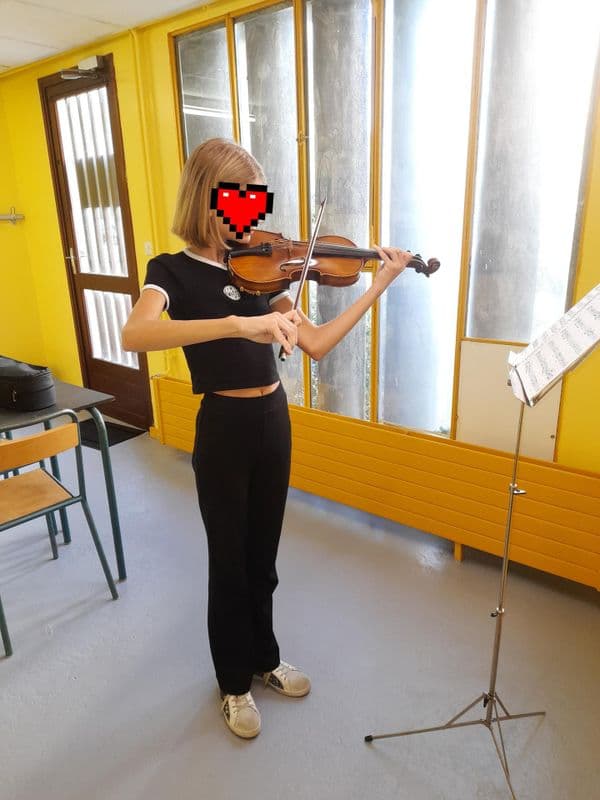 A focused student in a one-on-one violin lesson.